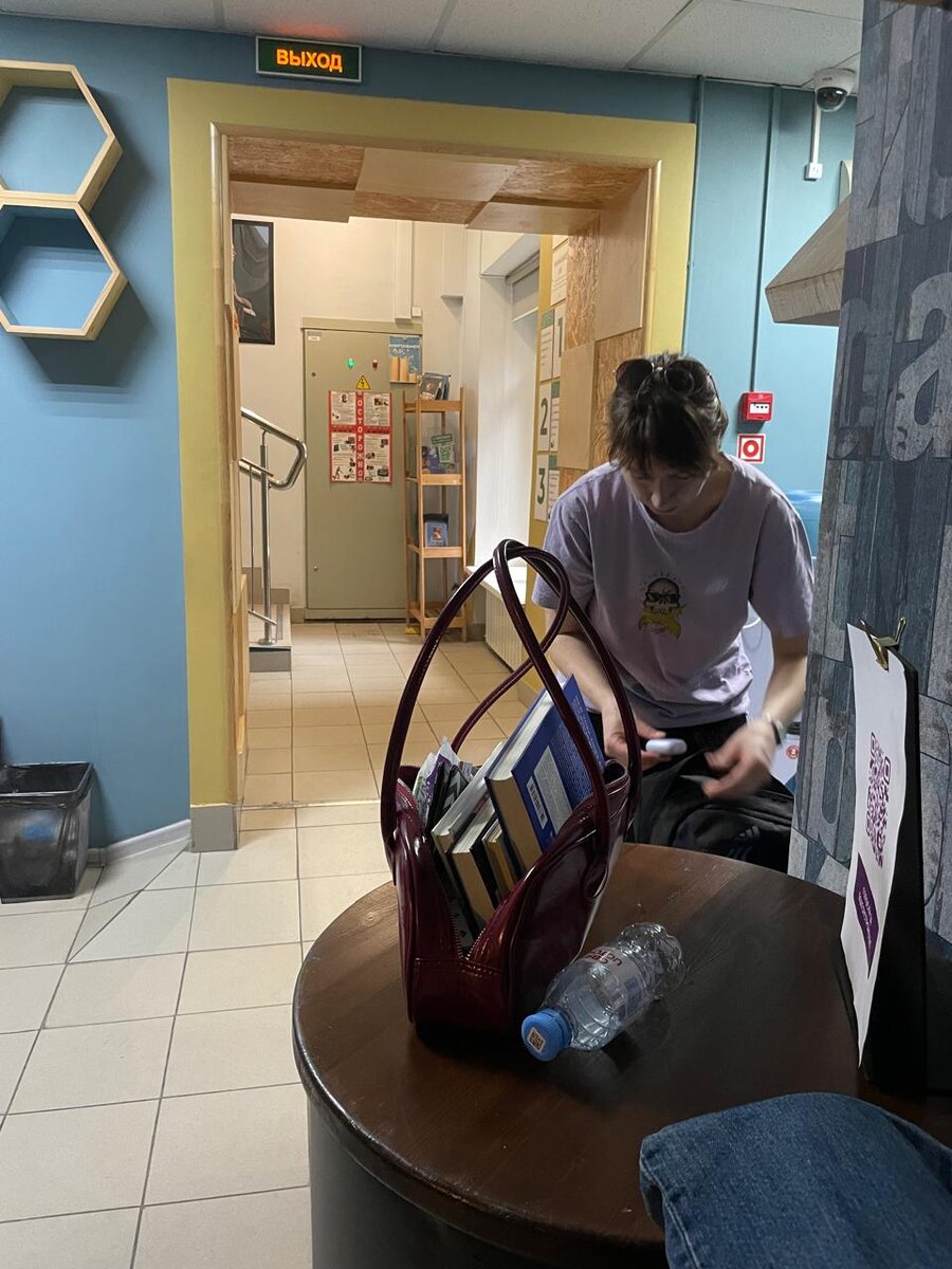 Мне потребовалось время, чтобы перестать злится такому распорядку и отменам тренировок. У всего есть минусы, а у бесплатного тем более. Помогло стабилизироваться наличие запасного плана - заранее продумываю что буду делать в случае отмены йоги. Можно позаниматься по видео дома, купить рядом абонемент в бассейн/спорт.зал и пойти туда или оставить форму на работе до сл. понедельника и заняться другими делами.