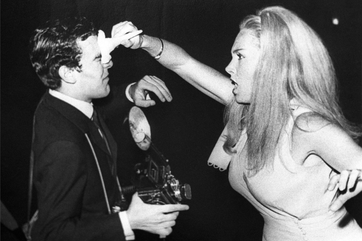     Стрелы, драки, интриги: главные скандалы с папарацци в истории фотожурналистики