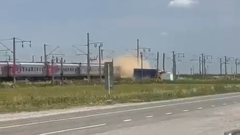 Появилось видео с поездом, разбившим грузовик с зерном на Ставрополье