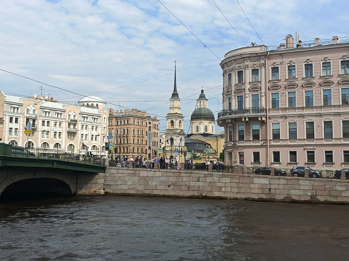Церковь праведных Симеона Богоприимца и Анны пророчицы рядом с Шереметевским дворцом. До ее закрытия Анна Ахматова посещала эту церковь.