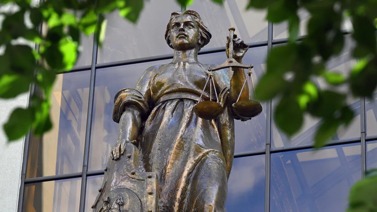   Евгений Разумный / Коммерсантъ- Скульптура Фемиды на фасаде здания Верховного Суда России на Поварской улице, Москва, Россия