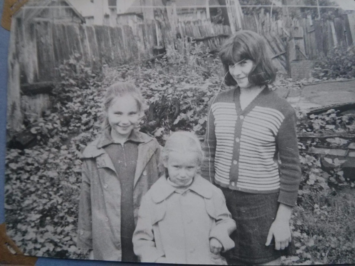 С троюродными тетками Галей и Наташей. Мне 12 лет. 1980 г. Новосибирск