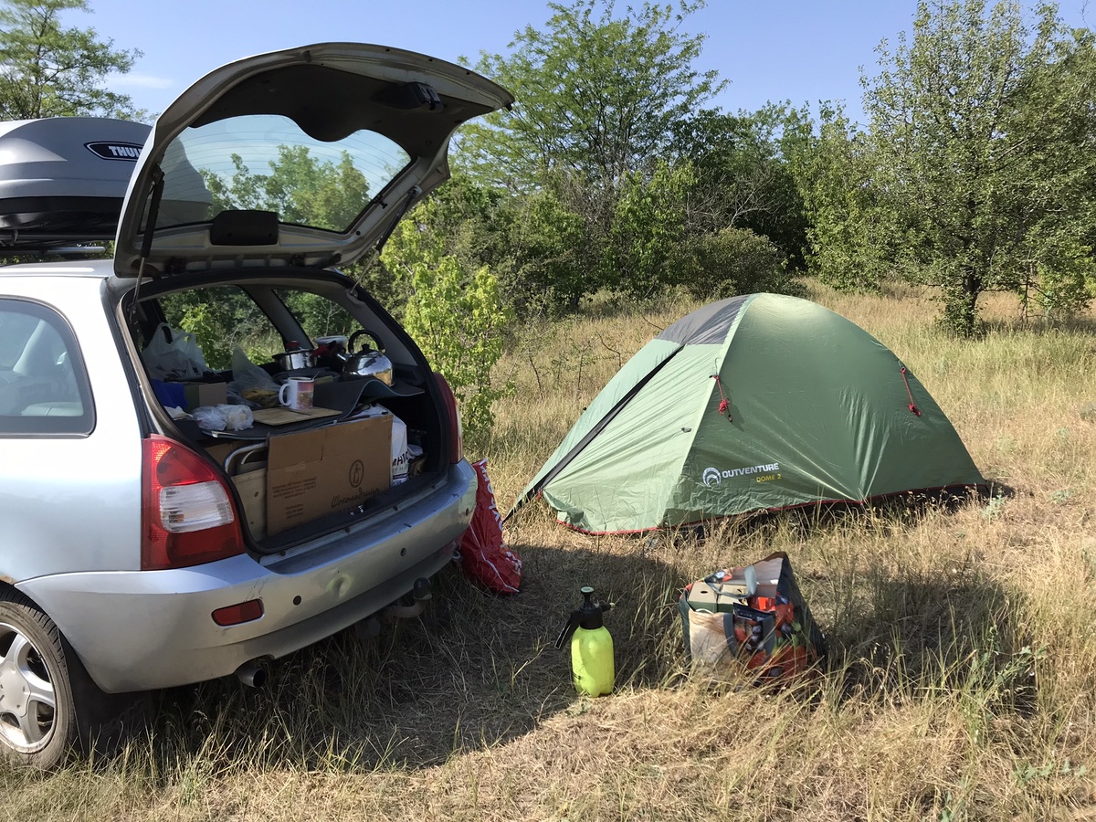 Где-то в полях под Джанкоем. Ночевка на краю черешневого сада. Фото Тищенко Василий.