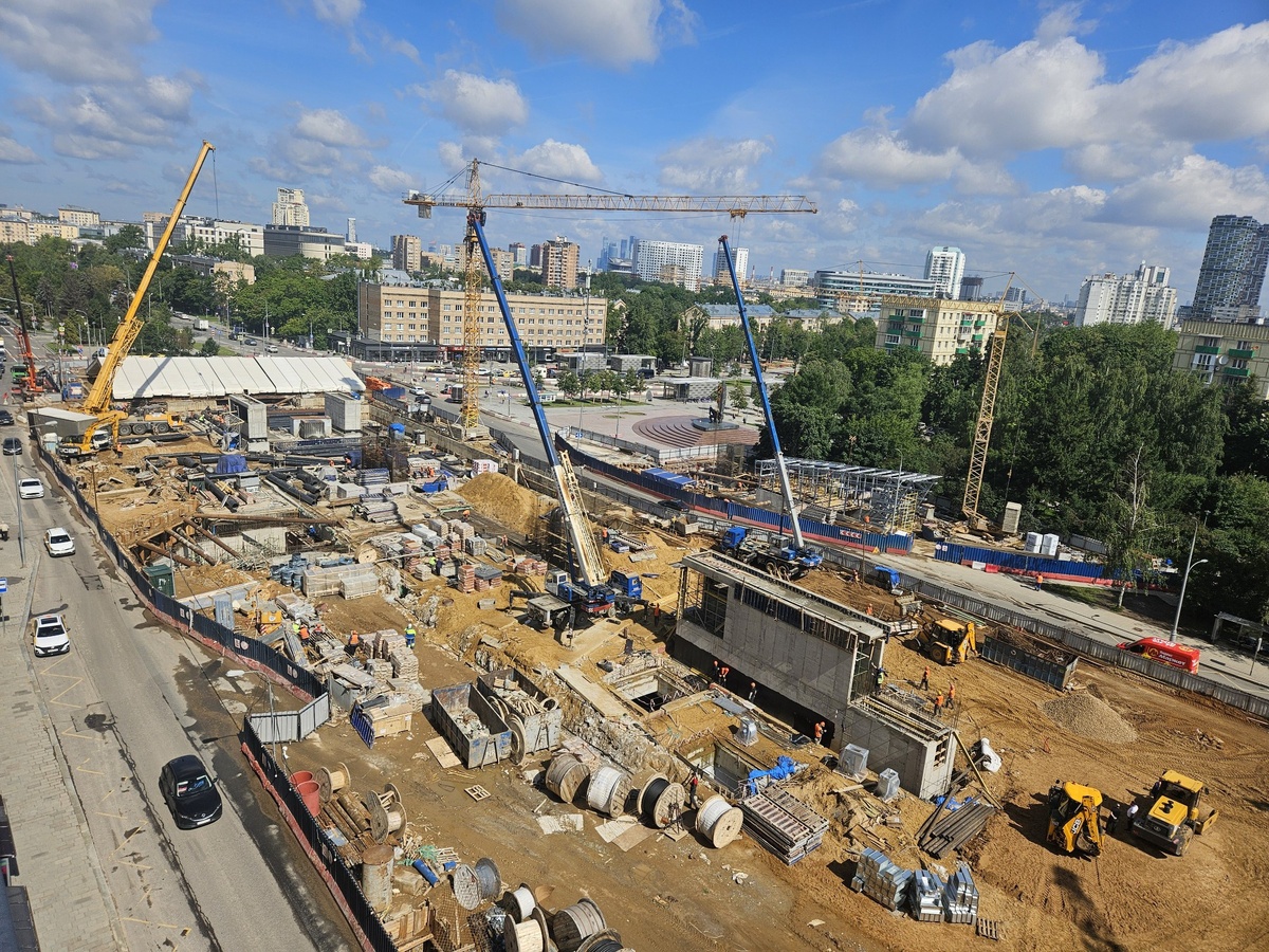 📷 1.1: Западный (пересадочный) вестибюль. Продолжается монтаж металлоконструкций входного павильона выхода в город к пл. Хо Ши Мина, начато армирование лифтового павильона. Приступили к строительству ещё одного вентиляционного киоска.