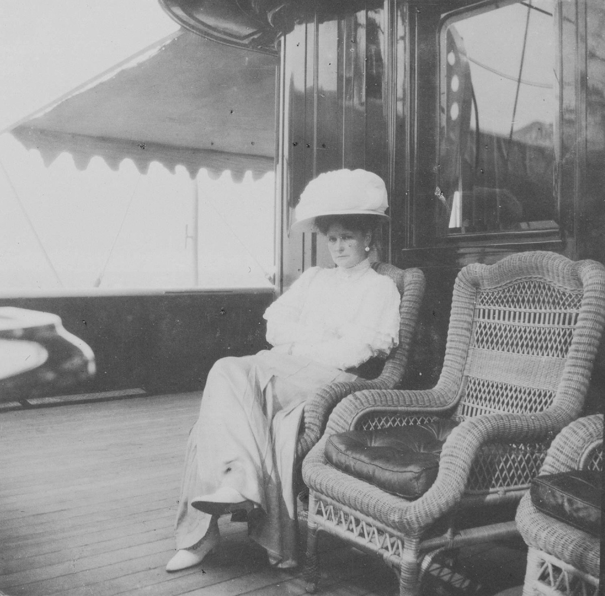 Александра Федоровна на царской яхте "Штандарт" (ок. 1900). На этой фотографии хорошо видны летние туфли императрицы.