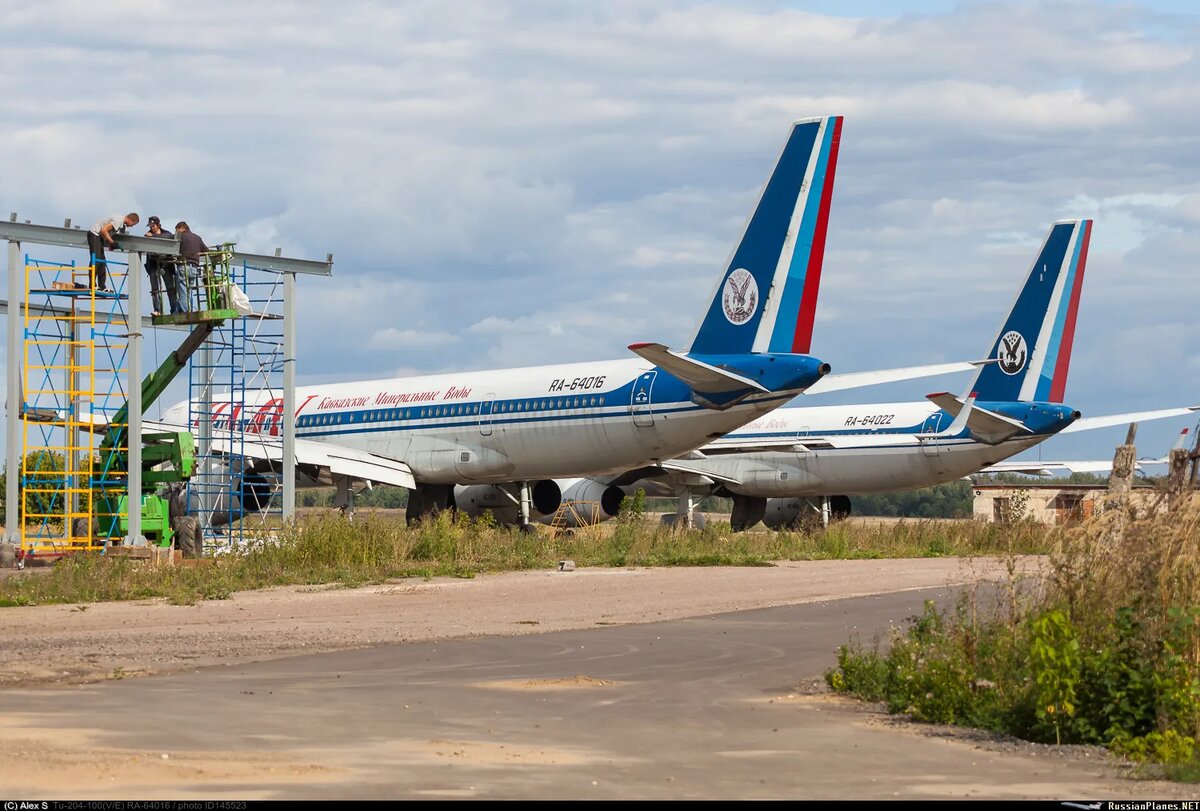 Два Ту-204 бывшей КавМинВоды Авиа на хранении в 2014 году в Жуковском. Источник фото: https://russianplanes.net/id145523