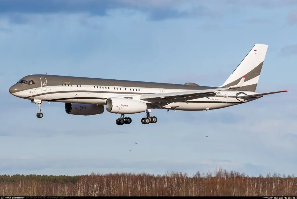Новый Ту-214 RA-64535 во время посадки в марте 2025 года. Источник фото: https://russianplanes.net/id351268 