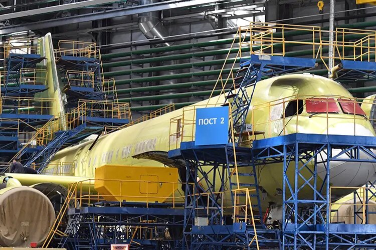 Один из строящихся Ту-214 на Казанском авиазаводе, дата снимка неизвестна. Источник фото: rais.tatarstan.ru