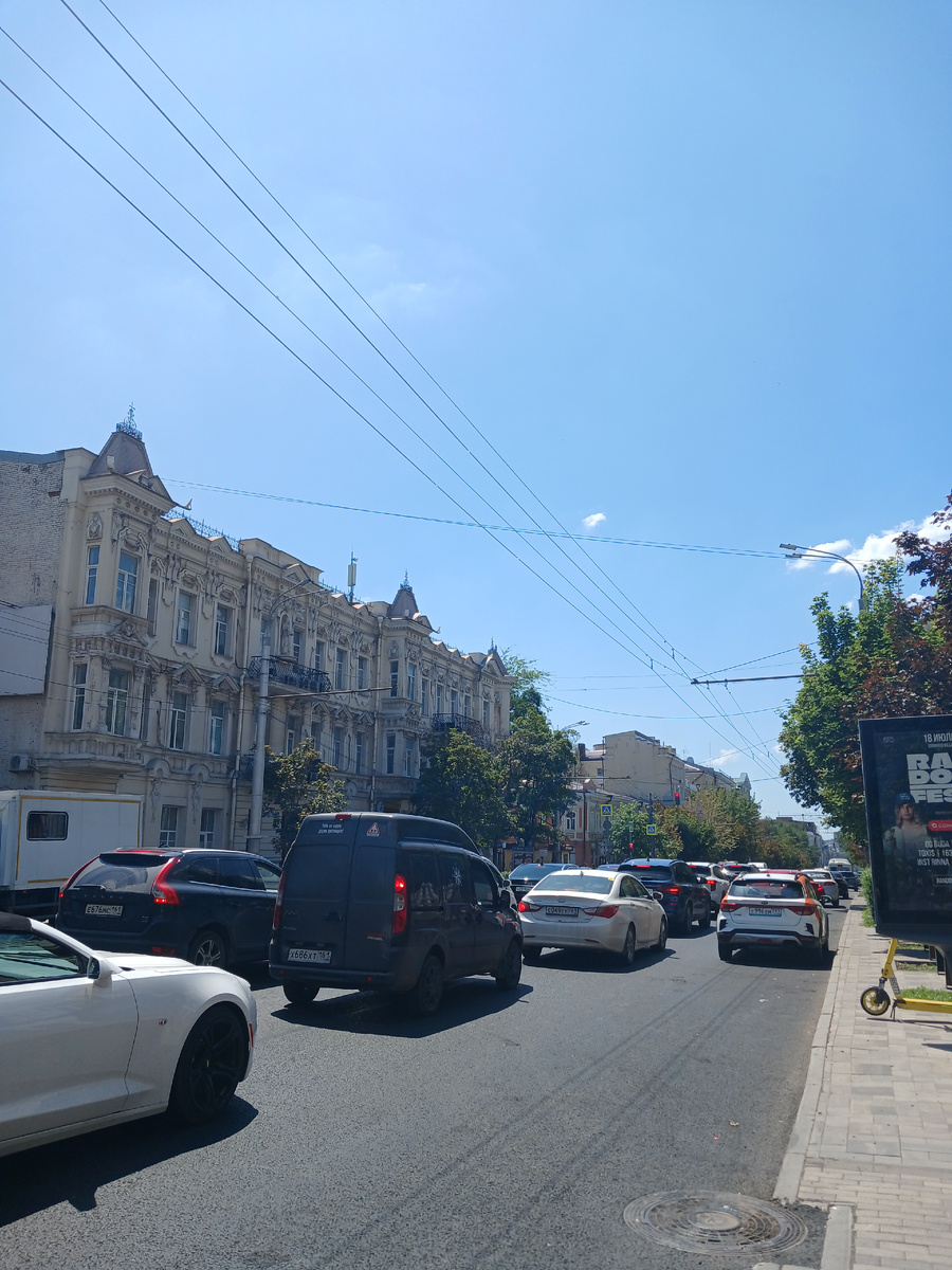 Большая садовая-одна из самых больших и красивых улиц города 