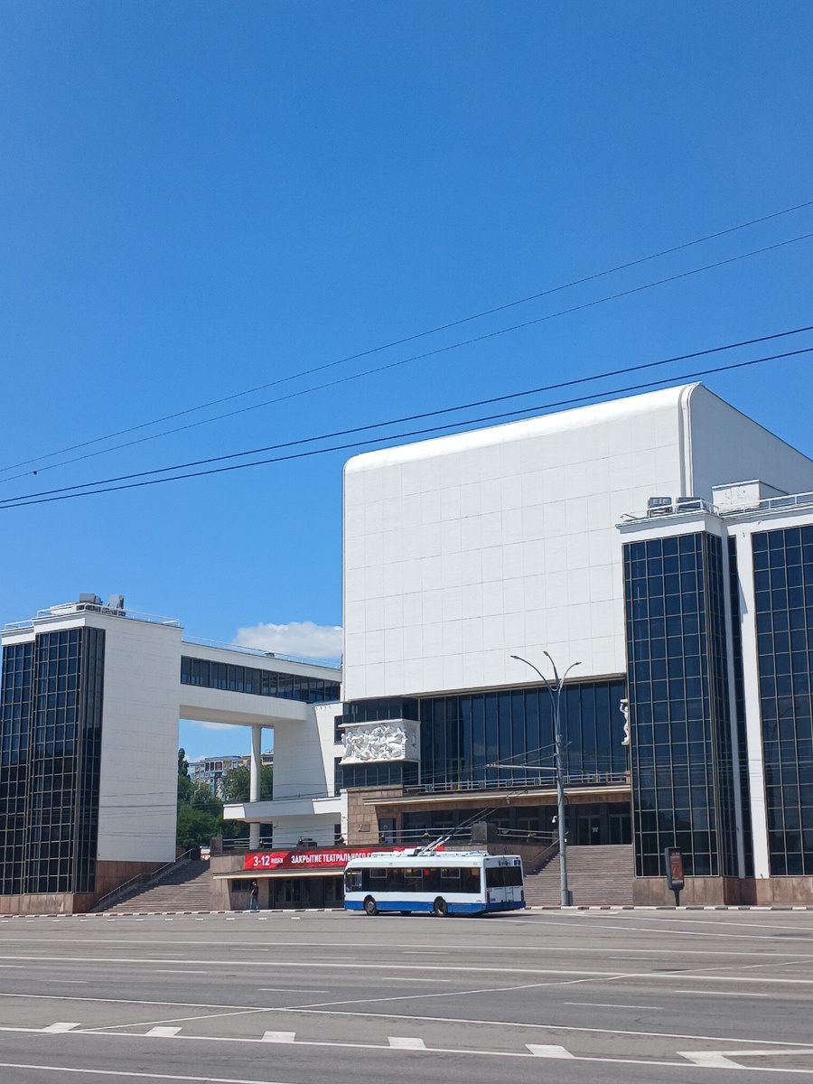 Театральная площадь и драматический театр