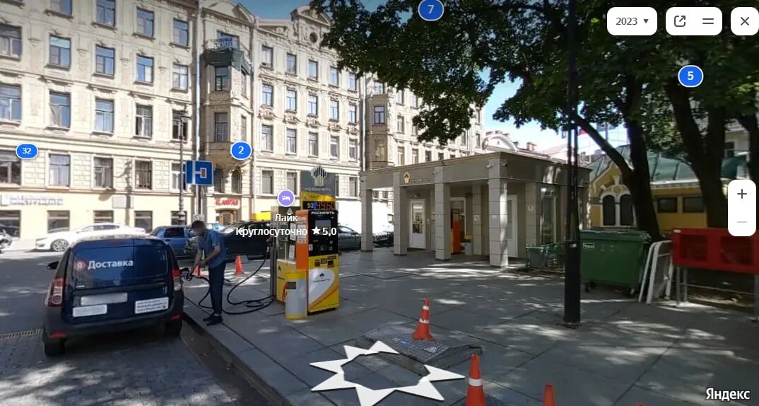    Заправка в Театральном сквере. Фото: скриншот с сайта сервиса «Яндекс.Панорамы».