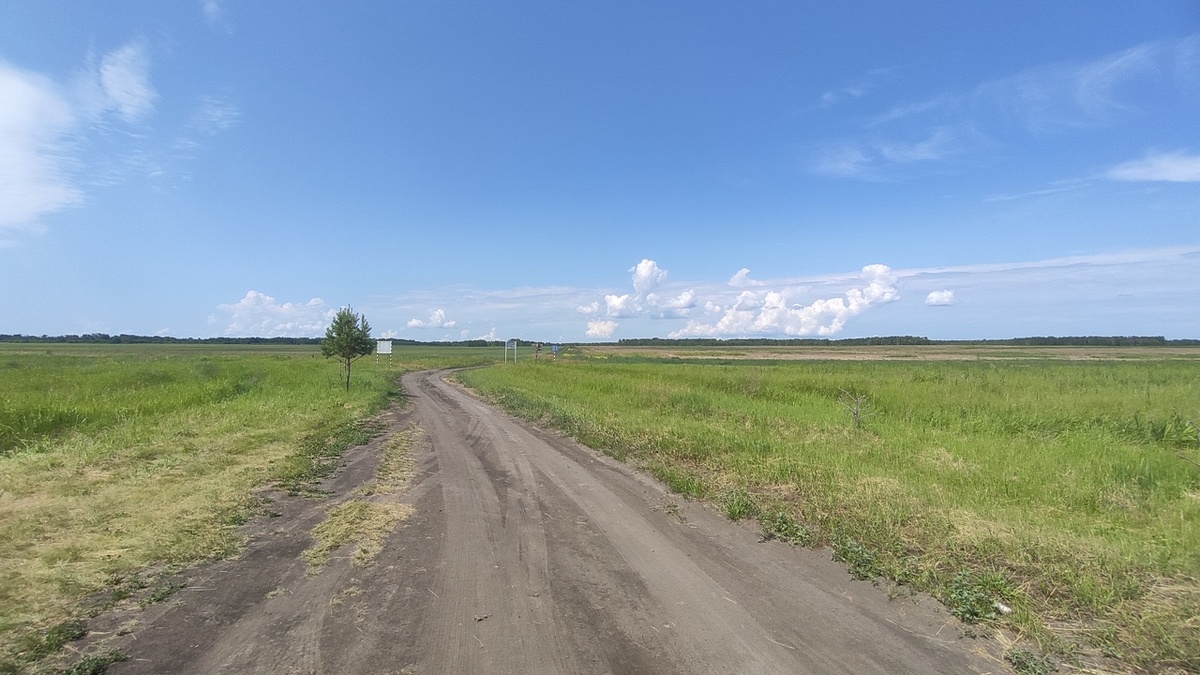 Грунтовая дорога к озеру.