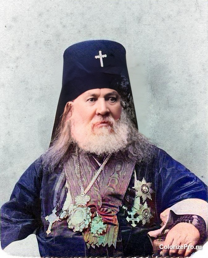 Епи́скоп Ионафа́н (в миру Иоа́нн Нау́мович Ру́днев; 18 апреля 1816, село Вязовик, Ливенский уезд, Орловская губерния — 19 октября [1 ноября] 1906, Спасо-Преображенский монастырь (Ярославль)) — епископ Русской православной церкви, епископ Олонецкий и Петрозаводский, архиепископ Ярославский и Ростовский. Ссылка: https://ru.wikipedia.org/wiki/Ионафан_(Руднев) Ионафан управлял Ярославско-Ростовской кафедрой с 28 февраля 1877 года и занимал сан архиепископа с 15 мая 1883 года. 26 ноября 1903 года был уволен на покой в Ярославский Преображенский монастырь. Фото колоризованное. 25 июня 1900 года был на праздновании 200-летия 12-го гренадерского Астраханского Императора Александра III полка в полковом лагере под Ярославлем у деревни Зманово. Об этом свидетельствует запись в статье поручика Селиванова в журнале "Разведчик" № 512. 8 августа 1900 года. С. 707. Источник: Национальная электронная библиотека. Ссылка: https://rusneb.ru/catalog/000200_000018_RU_NLR_Per_1077836/: "Прибыли: командир корпуса, архиепископ Ярославский и Ростовский Ионафан, губернатор, все генералы и начальники частей лагерного сбора, дамы, старые сослуживцы и гости. Преосвященный Ионафан благословил полк иконою Толгской Божией Матери, святынею, особо чтимою в Ярославле". Ссылка: https://dzen.ru/a/aFwaOlTpoFkjDiGt