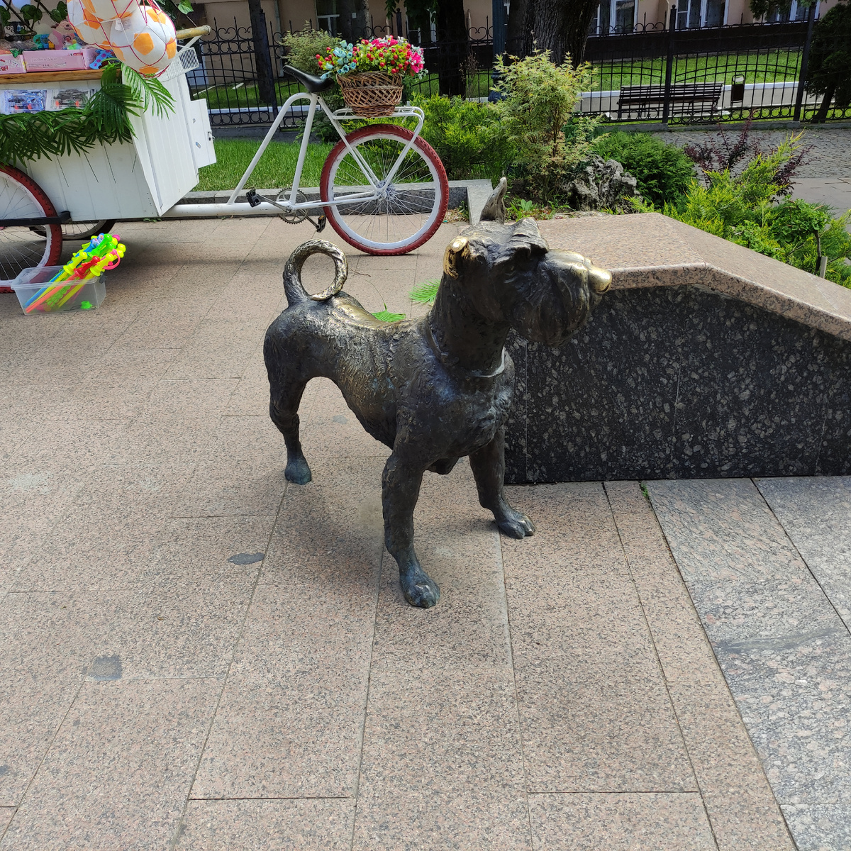 Скульптура «Писающий пёс». Фото автора