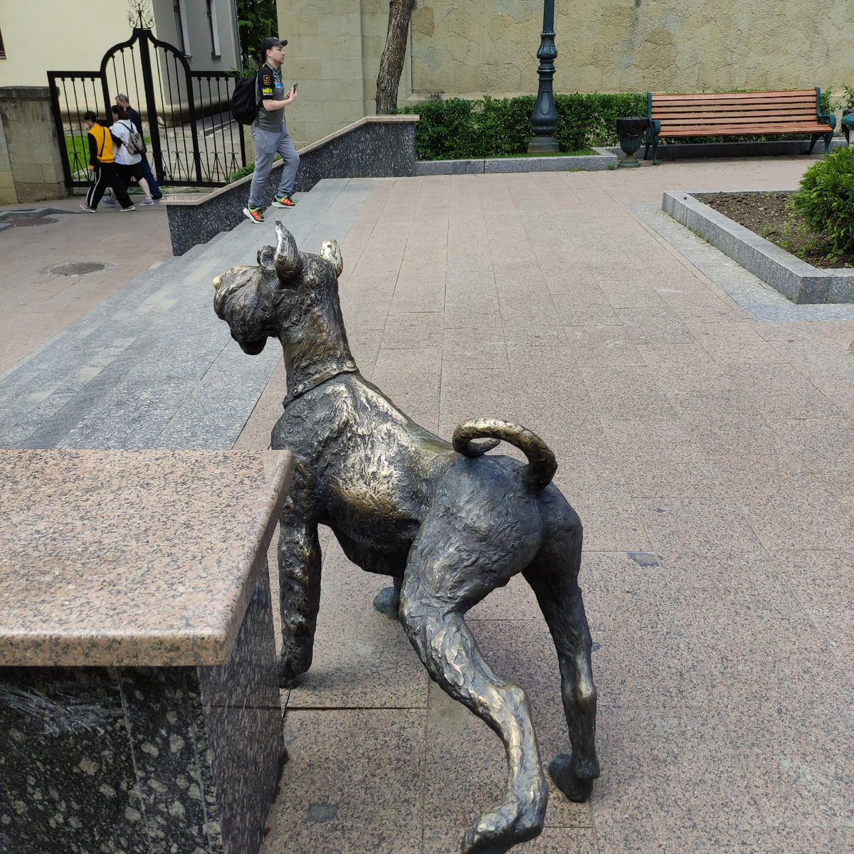 Скульптура «Писающий пёс». Фото автора