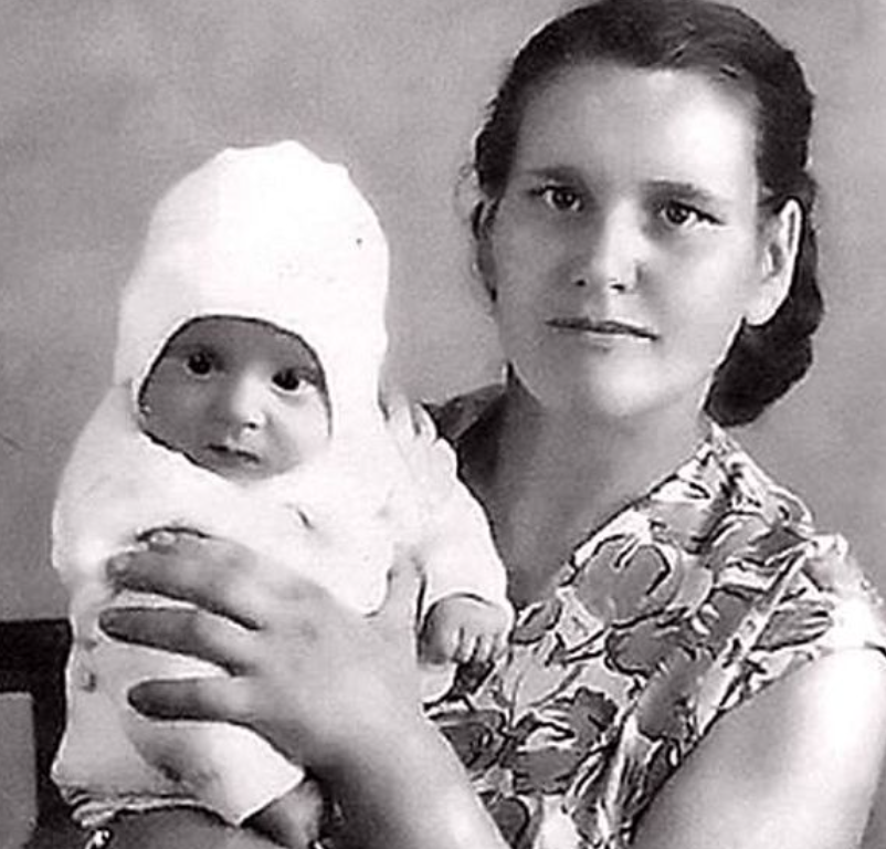 Сергей Маковнцкий в детстве с мамой