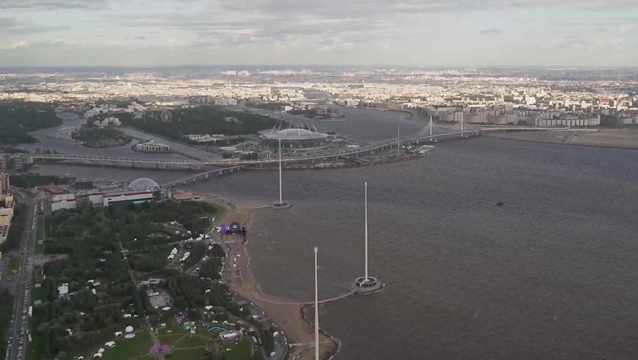    Вид на Финский залив и сцену ВК Феста. Автор фото: Онлайн-камеры Лахта центра.