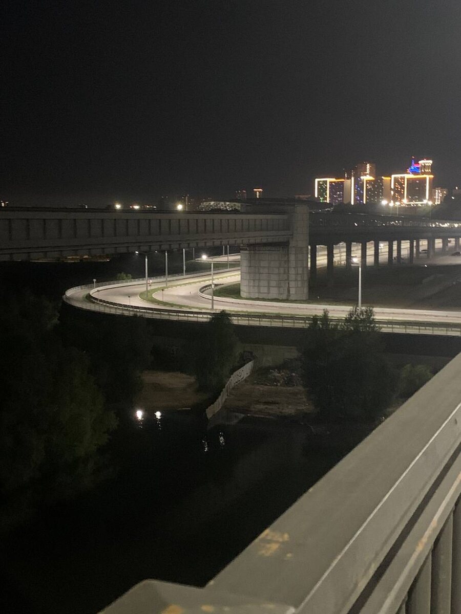 По мосту, вид на дублёр, на часах 00.25