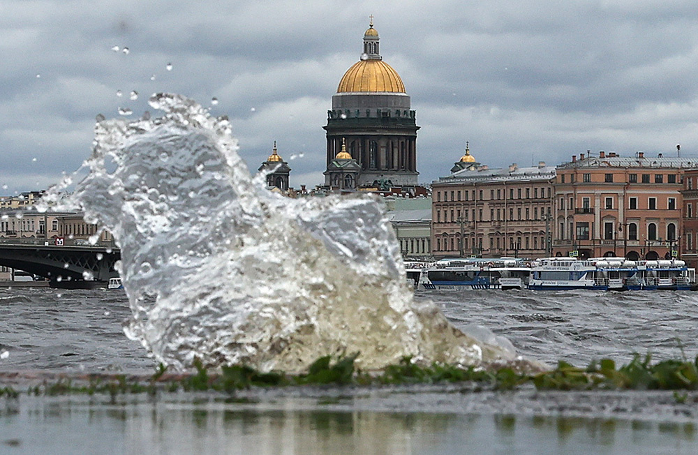 Фотографии Невы в центре Северной столицы — в галерее BFM.ru.    
 Фото: Александр Демьянчук/ТАСС📷    В результате сильнейшего шторма в Санкт-Петербурге впервые за 160 лет возникла угроза наводнения. Музеи, сады и парки в городе и Ленобласти временно закрыли. Утром 4 июля вода в Неве поднялась до 95 сантиметров. Впрочем, критически опасной отметкой считается 160 сантиметров. В городе действует желтый уровень погодной опасности, он продлен до субботы, 5 июля.