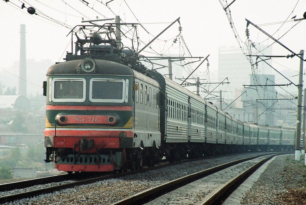 Фотоиллюстрация: 1971. Фото автора "Ваня 543" на форуме "Маршруты и поезда прошлых лет", https://trainpix.org/photo/194600/. Точно такой же электровоз и вагоны были у нашего литерного эшелона с призывниками, который трое суток с 16 по 19 ноября 1971 года добирался по железным дорогам России, Украины, Молдавии, Белоруссии и Литвы в Калининград (Калининградская область, РСФСР).
