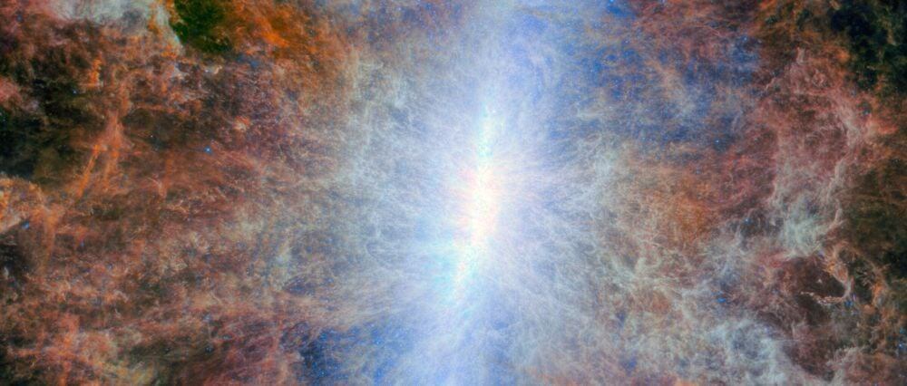 Это снимок месяца космического телескопа Джеймса Уэбба NASA/ESA/CSA. Мощный инфракрасный космический телескоп сделал этот снимок галактики Сигара (M82) с помощью своего среднеинфракрасного инструмента (MIRI). Вместо того, чтобы показать наличие звезд галактики, он показывает инфракрасное излучение от теплой пыли и облаков полициклических ароматических углеводородов (ПАУ)