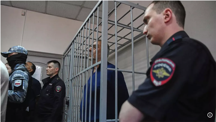    Силовики поймали крупную птицу. Скриншот: euronews.com