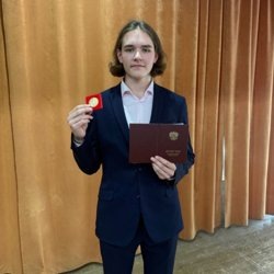     Юный хоккеист окончил школу с красным аттестатом и медалью ХК «Зауралье»