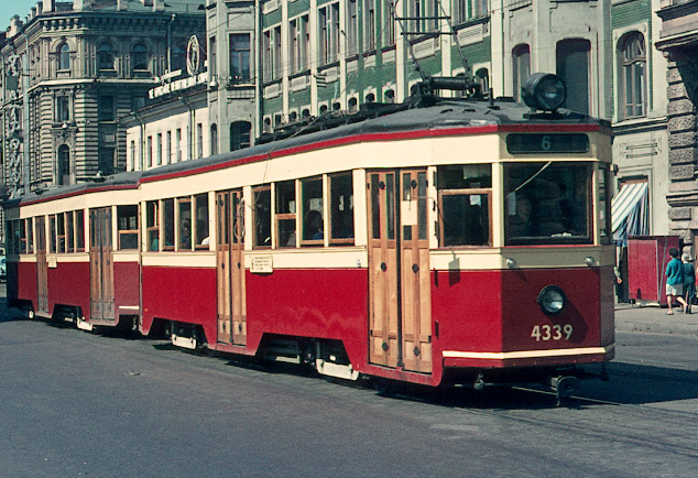 Такие трамваи тоже были обычны на улицах Ленинграда