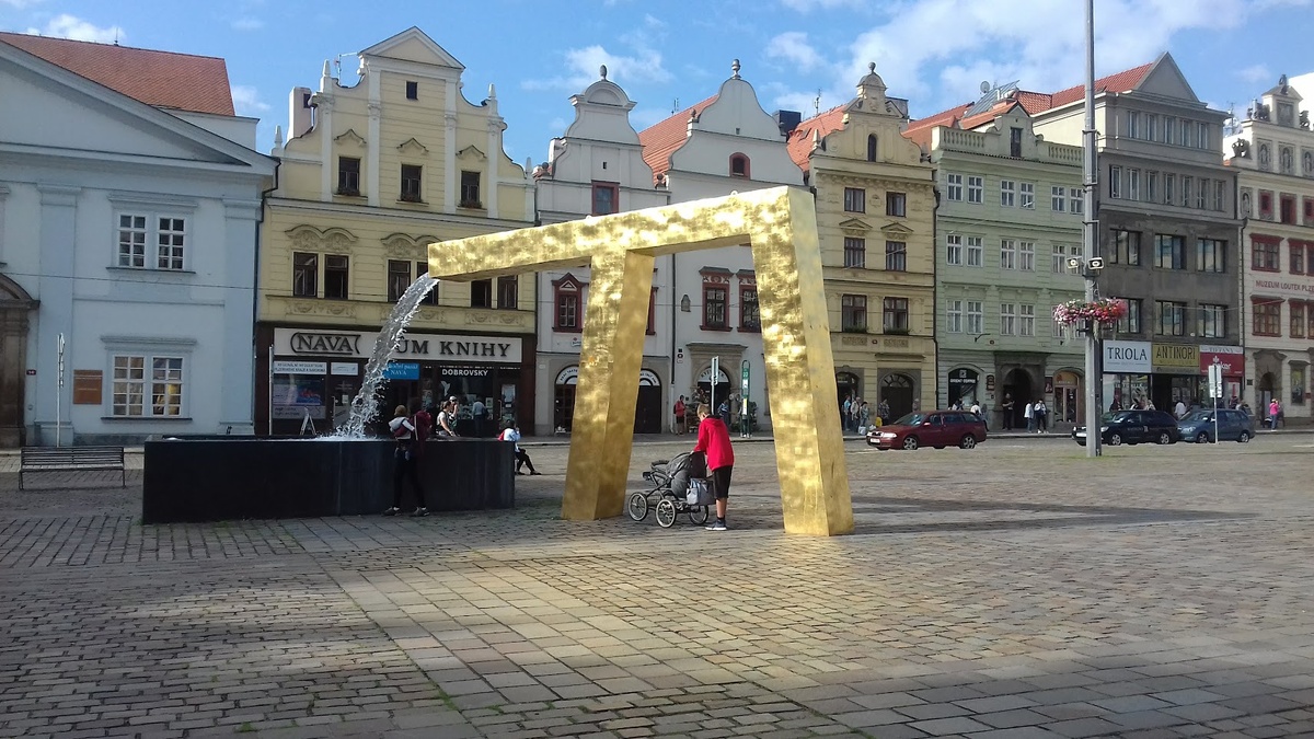 фото автора: Пльзень, фонтан "борзая собака". Похоже?