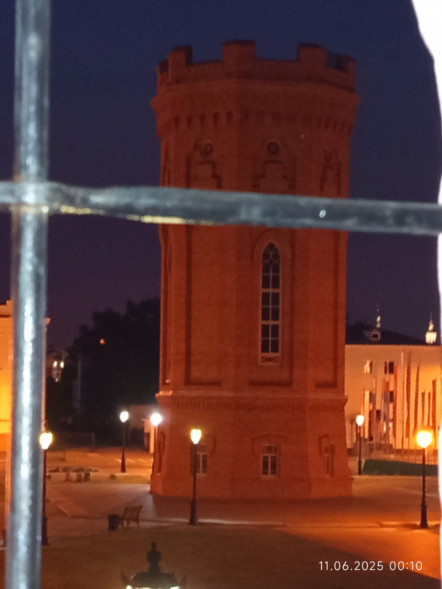 А из нашего окна водонапорная башня была видна и ещё фонтан немножко. Листайте