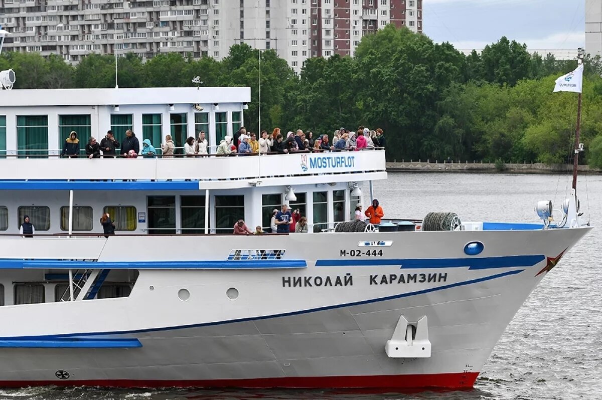   Четырехпалубный речной пассажирский теплоход «Николай Карамзин» на причале Северного речного вокзала в Москве.