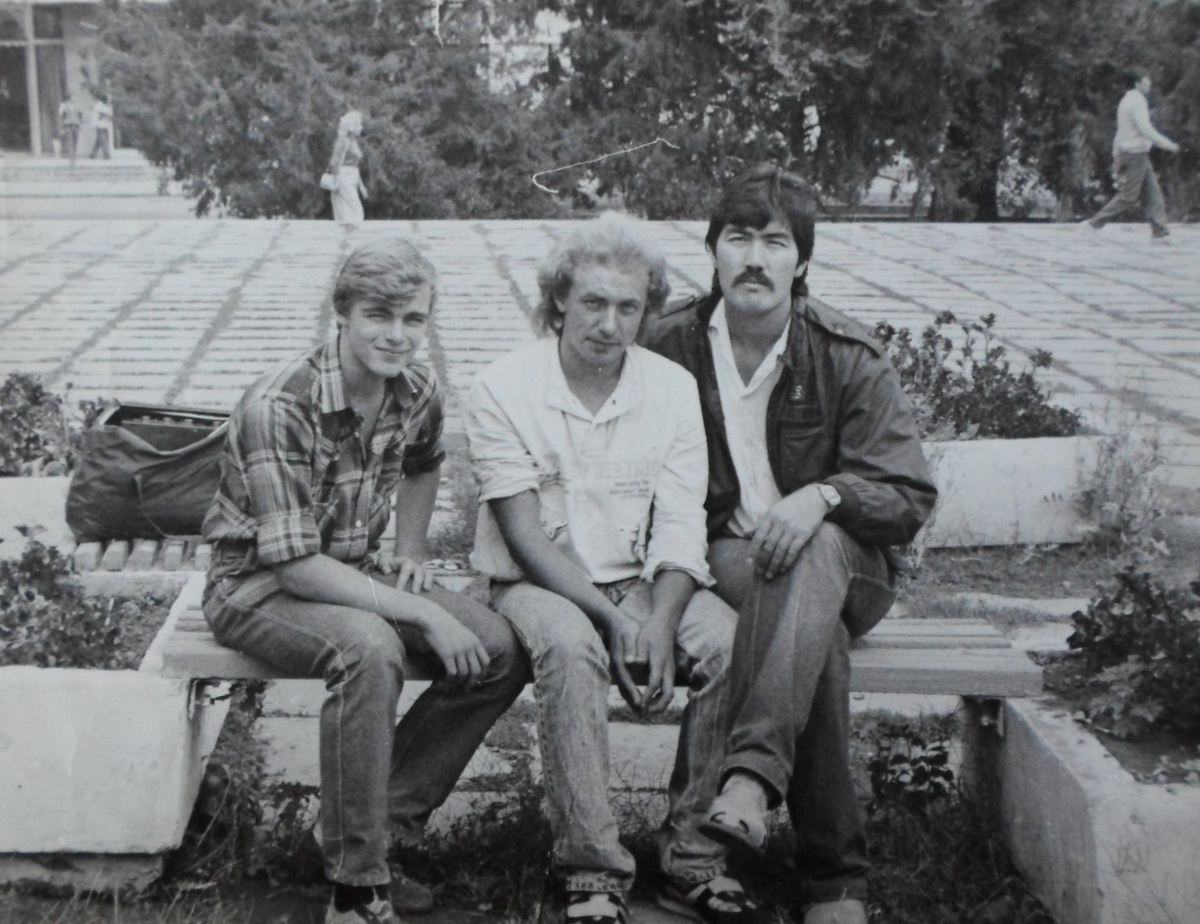 Константин Пахомов, Сергей Кузнецов и работник филармонии. 1988 г.