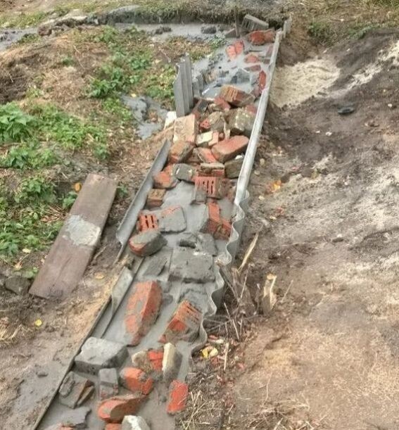 Фундамент из бетона с кирпичным наполнителем. Кстати, в яме виднеется и силикатный кирпич тоже