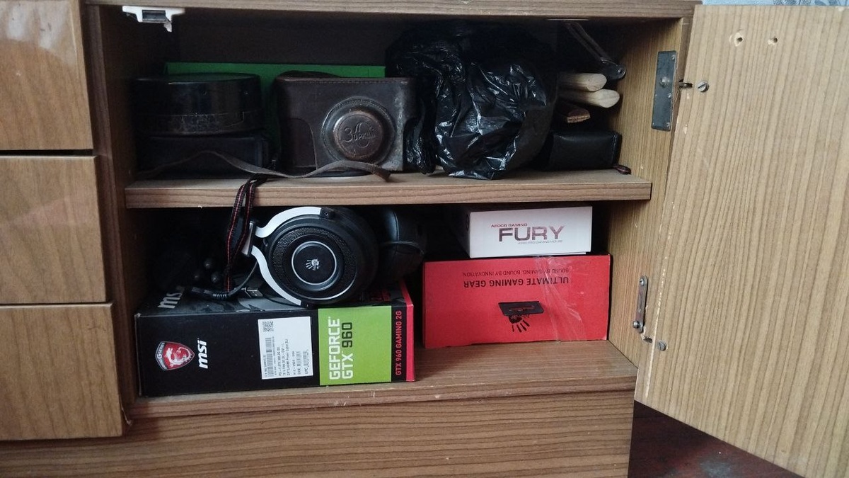 Пыталась выбросить и тумбочку, и содержимое. Да куда уж там! Всё кому-то нужно.