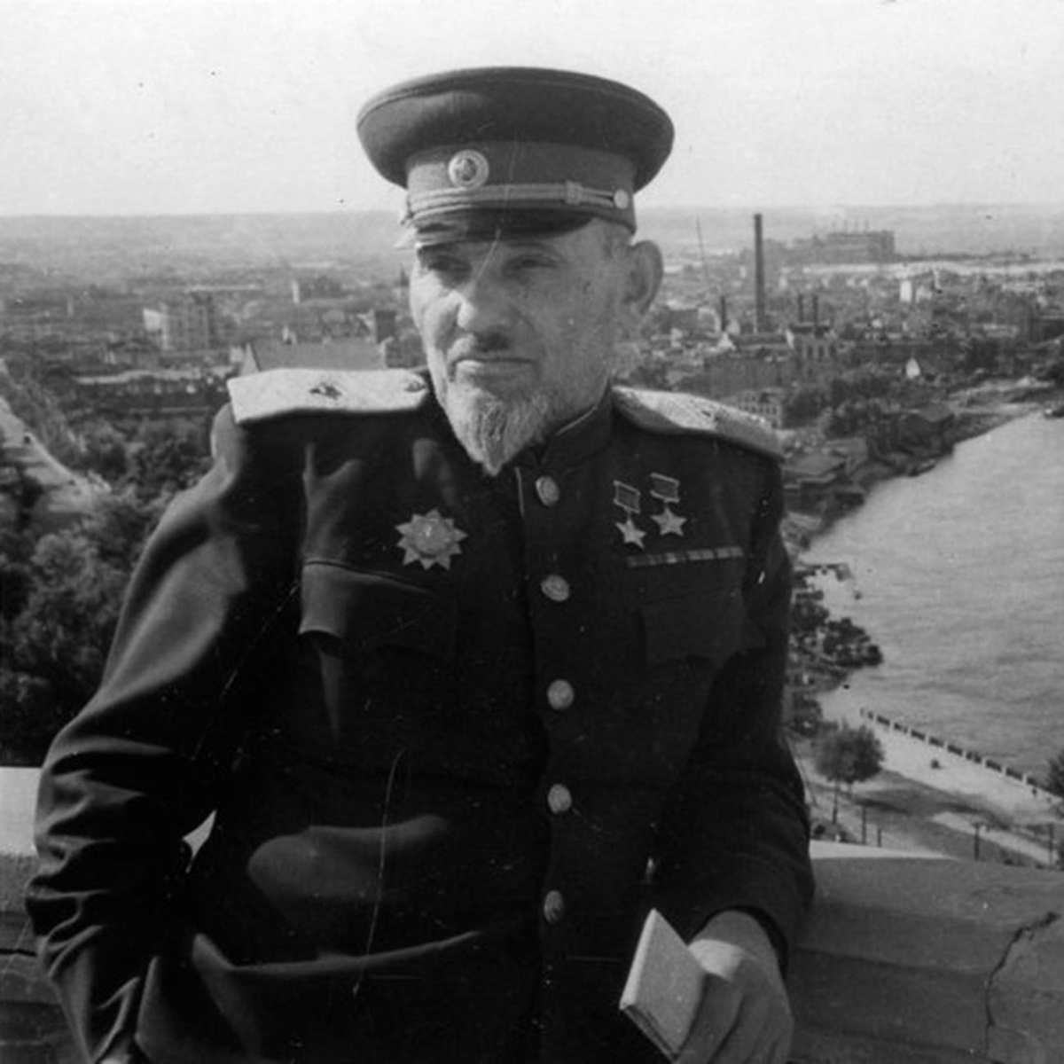 Знаменитый партизан Сидор Ковпак - уроженец Харьковской губернии. После войны проживал в Киеве