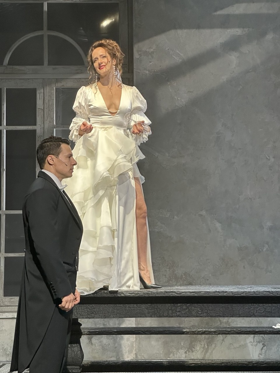 Сцена из спектакля «Жюли» на малой сцене Театра Наций. Жюли (Ольга Лерман) и Жан (Александр Новин). Фото автора. 