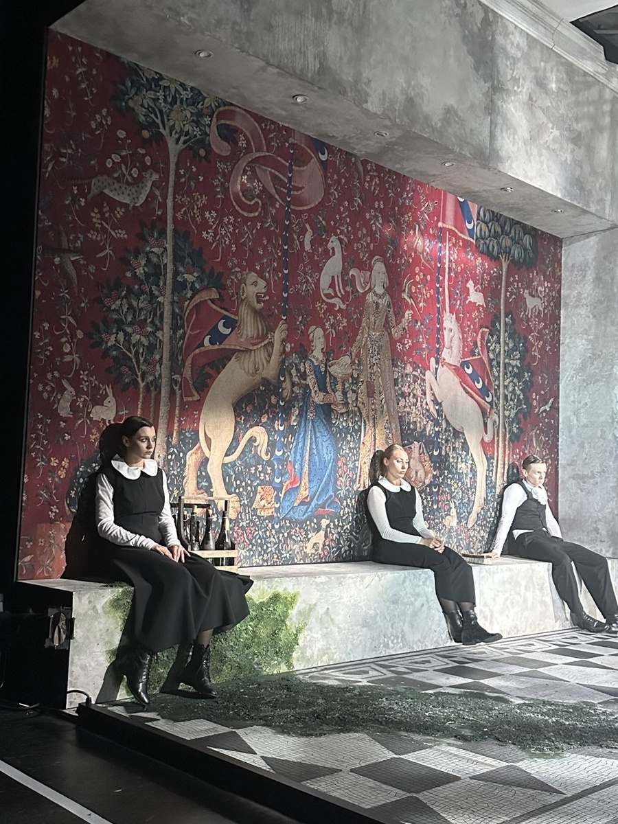 Сцена из спектакля «Жюли» на малой сцене Театра Наций. Жюли (Ольга Лерман) и Жан (Александр Новин). Фото автора. 