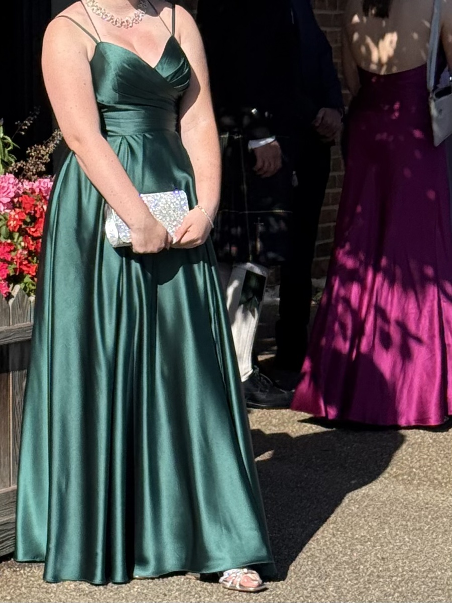 Вечерние платья во всей красе! Фотография из личного архива.