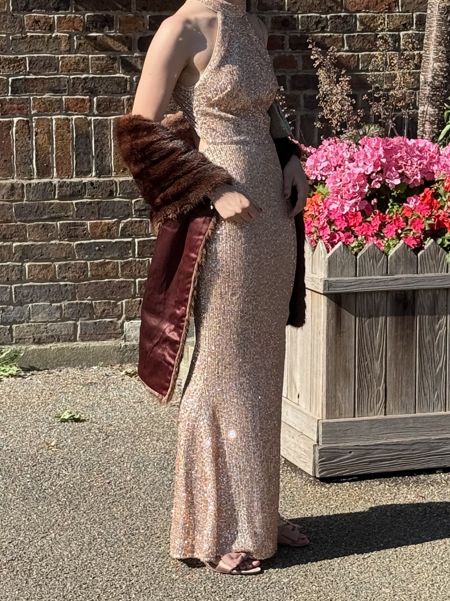 Эффектное золотое платье с пайетками, босоножками с бантиками под цвет платья и меховой накидкой. Похоже, что мех натуральный. Фотография из личного архива. 