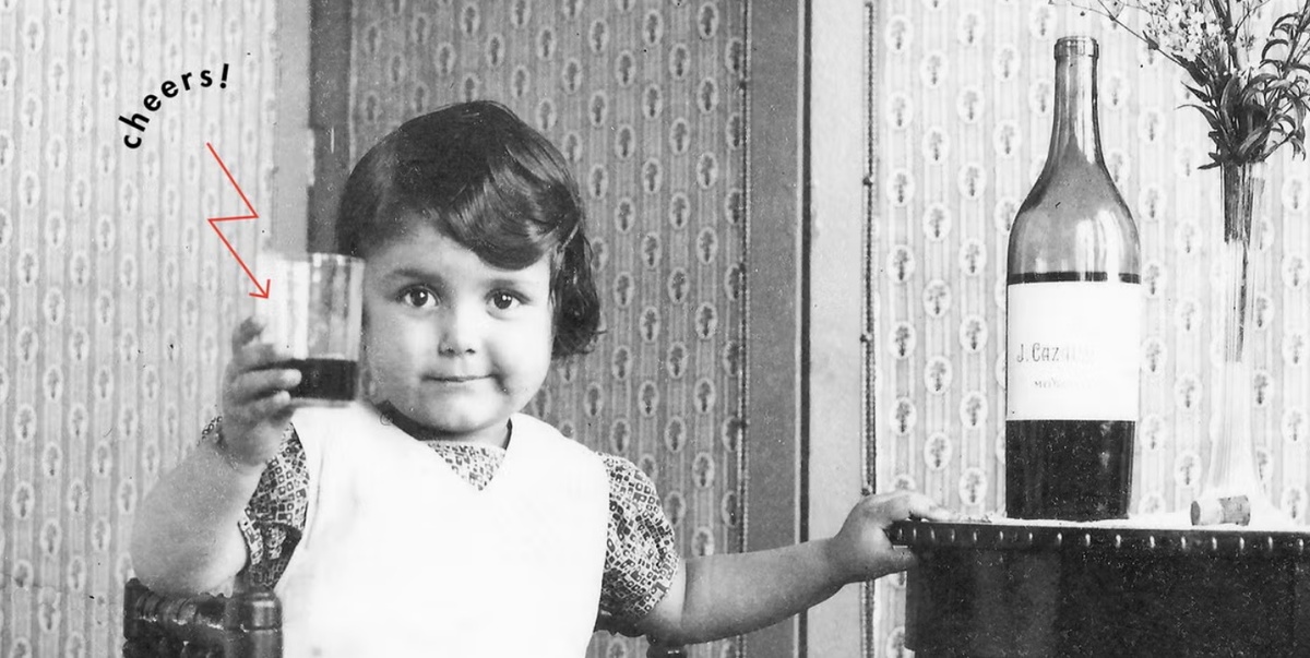 Дети около вина 