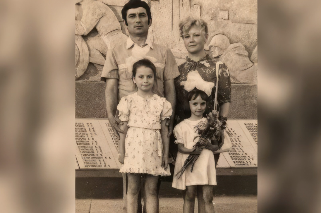 Маленькая Юля с родителями и старшей сестрой, фото: uznayvse.ru