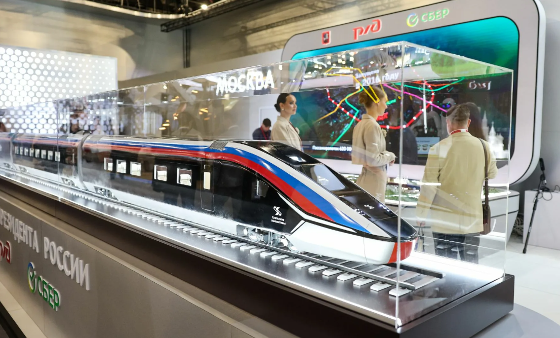 Макет высокоскоростного поезда, который будет курсировать между двумя столицами.