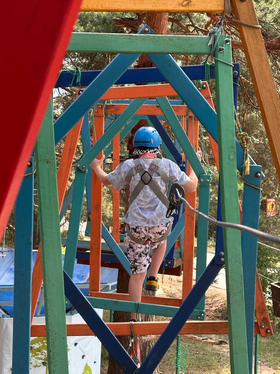 Одно из испытаний на третьем уровне верёвочного парка