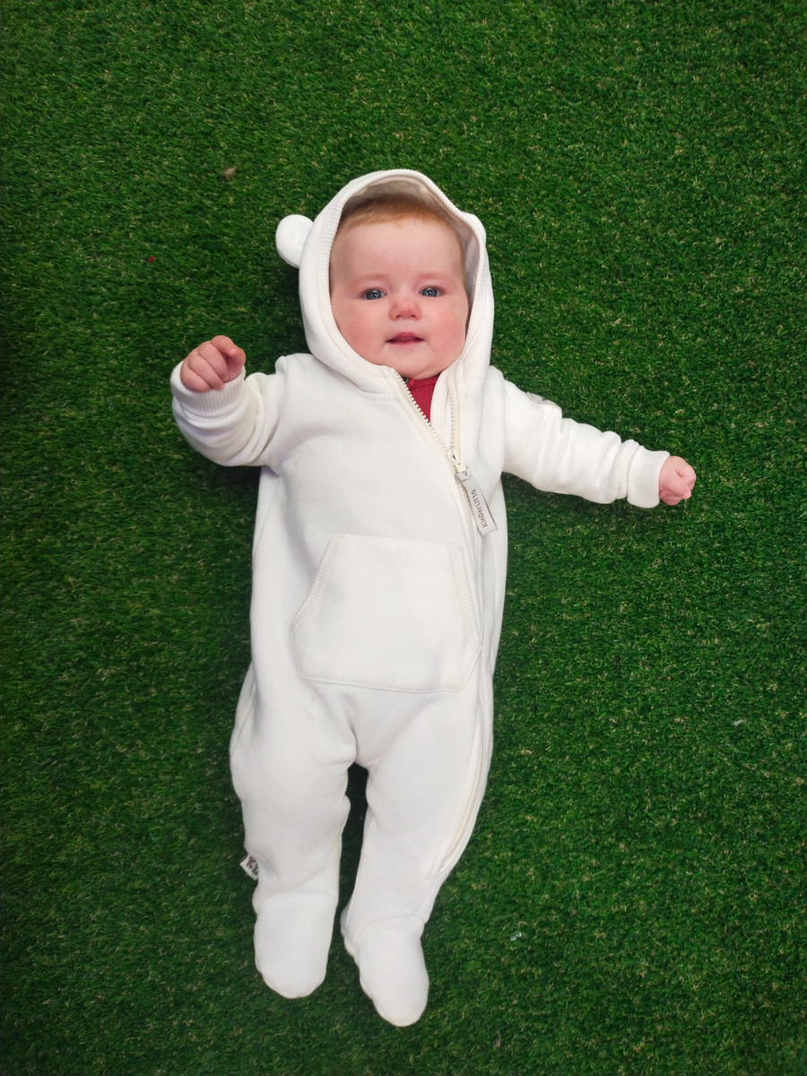 Спасались от дождей и забрали в ЦДМ. А там почти лето, весь первый этаж в искусственном газоне