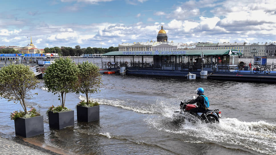 Накануне, 3 июля, синоптики спрогнозировали первое за 160 лет июльское наводнение в Петербурге. В первый и последний раз наводнение во втором месяце лета зафиксировано в 1865 году. Главный синоптик города Александр Колесов рассказал, что вода может подняться до 180 см из-за активности циклона и сильного западного ветра. В пресс-службе комплекса защитных сооружений пообещали не допустить угрозы наводнения и привести в действие затворы еще вечером перед наводнением. Заметный подъем воды в городе ожидали утром 4 июля .📷Фото: Александр Коряков / Коммерсантъ