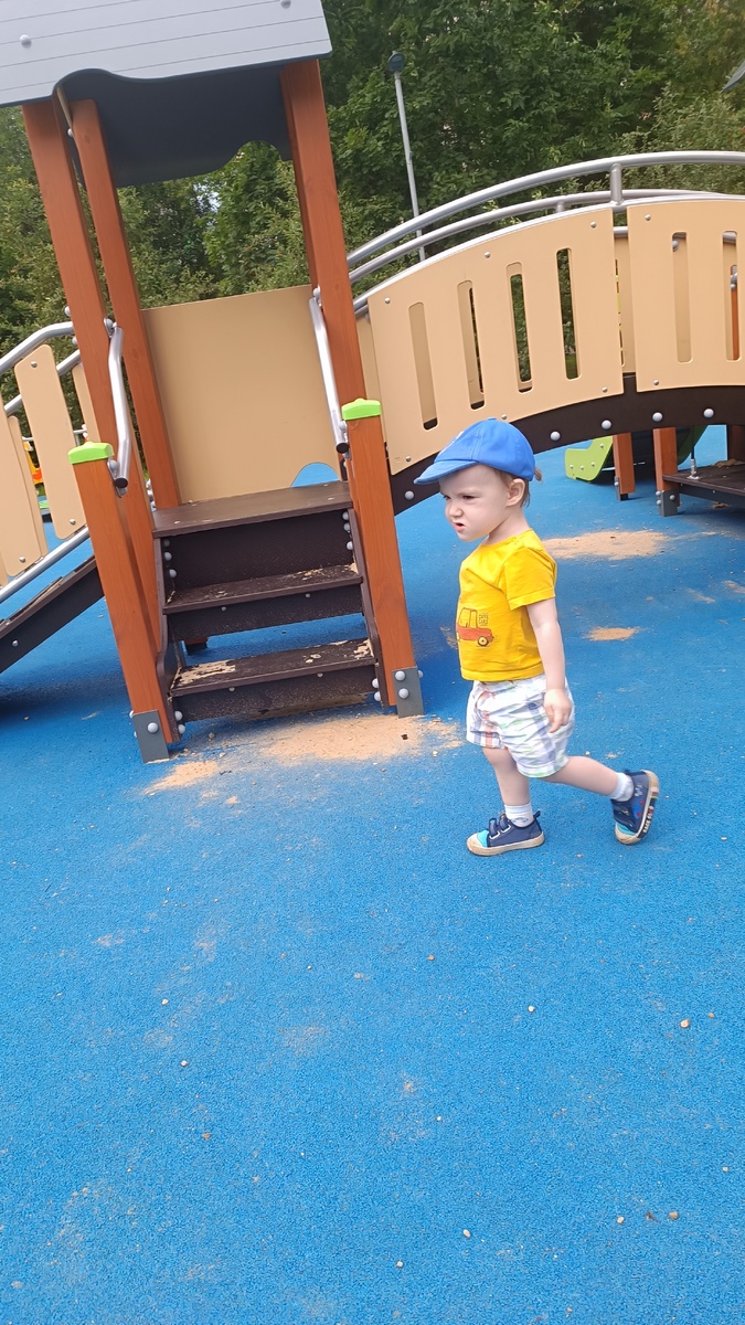 Такой смешной, прищурился что-то 