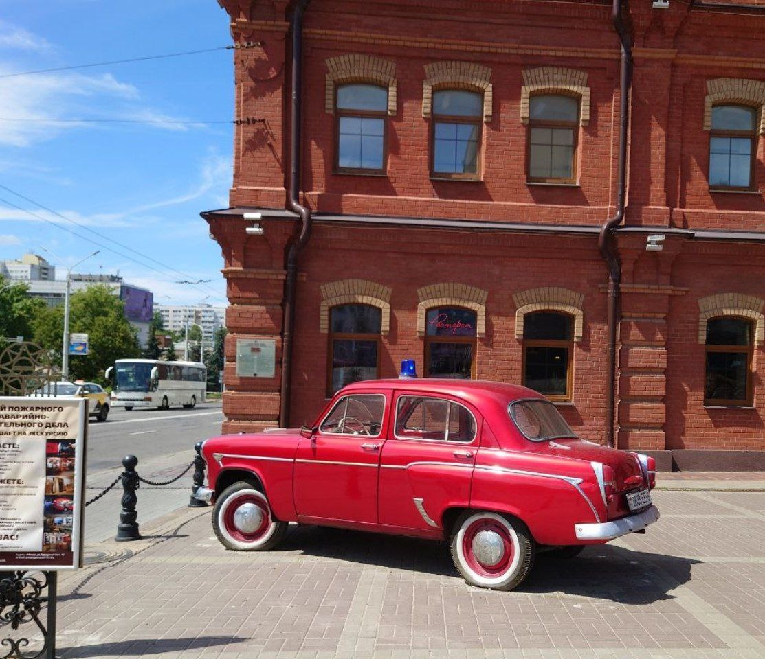 Ресторан 101
Здание бывшей пожарной части (с каланчой, 1885 г.) стоит при входе в арку по ул. Октябрьская, 19. 
В XIX – начале XX века весь этот квартал принадлежал **городской пожарной службе:  
   В главном здании (сейчас кафе «Гараж») хранились повозки, снаряжение, жили лошади.  
   - В соседних корпусах (где сейчас «101») могли находиться мастерские, казармы или склады.