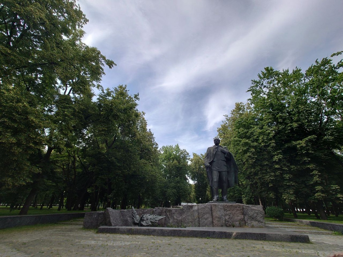 Янка Купала 
Настоящее имя - Иван Доминикович Луцевич                                                  Псевдоним  взял от праздника Купалье (связь с фольклором)         Создал современный белорусский литературный язык, поднял литературу до уровня европейской классики.Трагический финал
28 июня 1942 года погиб в Москве при загадочных обстоятельствах (упал в лестничный пролёт гостиницы «Москва»). Версии: несчастный случай, убийство (остаётся предметом споров).