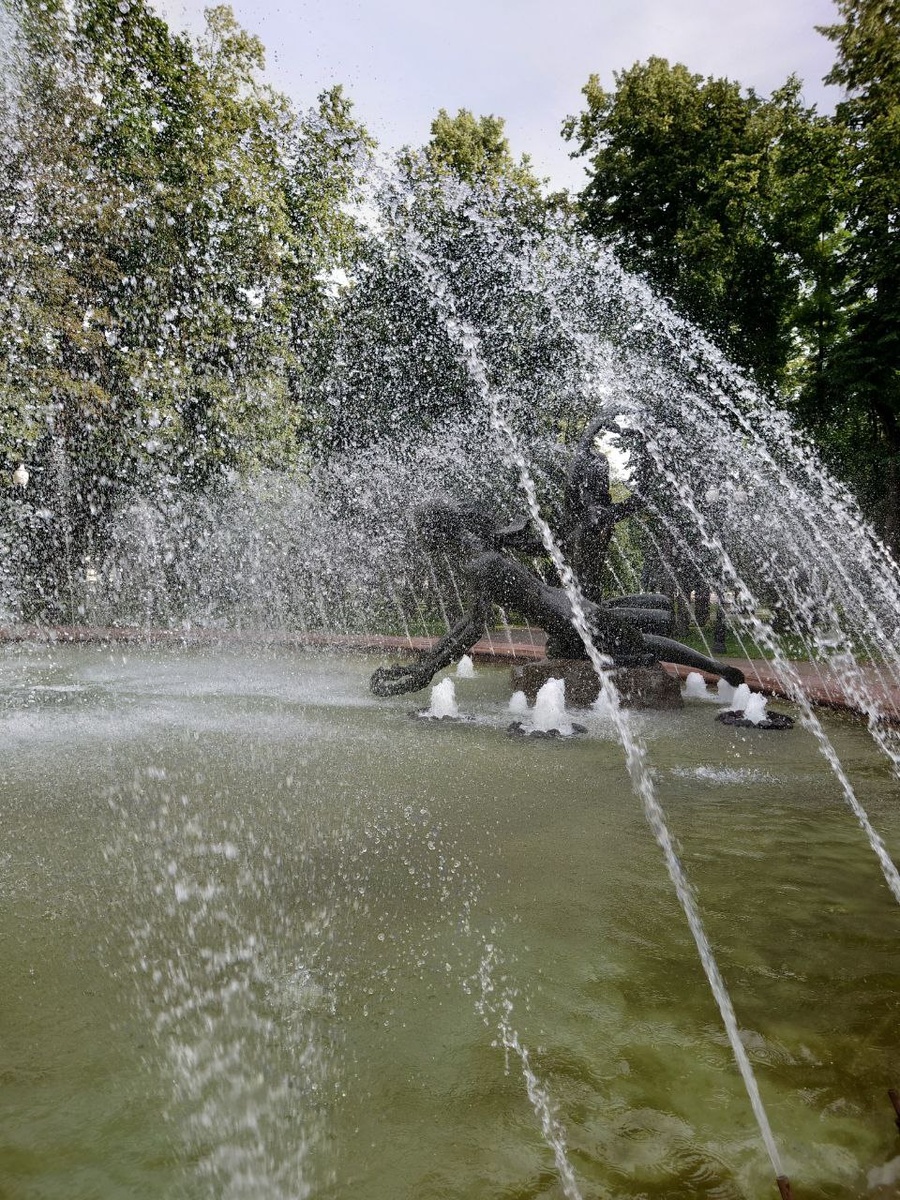 " Купалинка"
   Образ вдохновлен лирическими героинями поэзии Купалы (например, из стихов «Купалінка», «Алеся»).  
   - Олицетворяет дух белорусской природы, девичью красоту и народные традиции.  
   - Папоротник отсылает к легенде о цветке счастья, который ищут в Купальскую ночь.  
🌿Каждый год  ночь на 7 июля фонтан становится центром городских гуляний:  
  • Вокруг него водят хороводы, плетут венки, пускают их по воде.  
  • Ставится театрализованное представление по мотивам поэм Купалы.