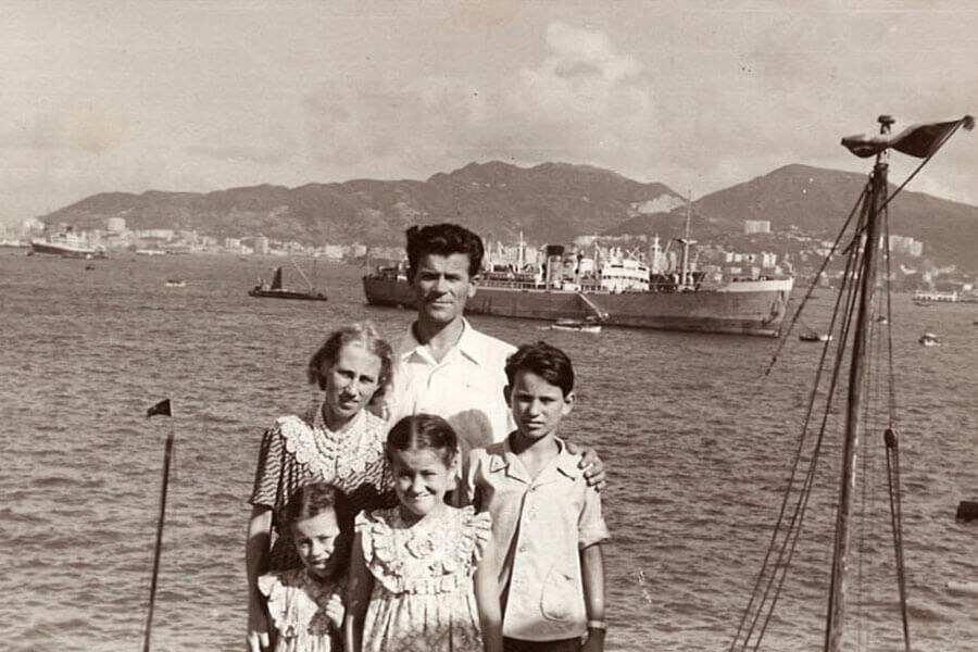 Вячеслав Михайлович и Елизавета Львовна Шумиловы с детьми